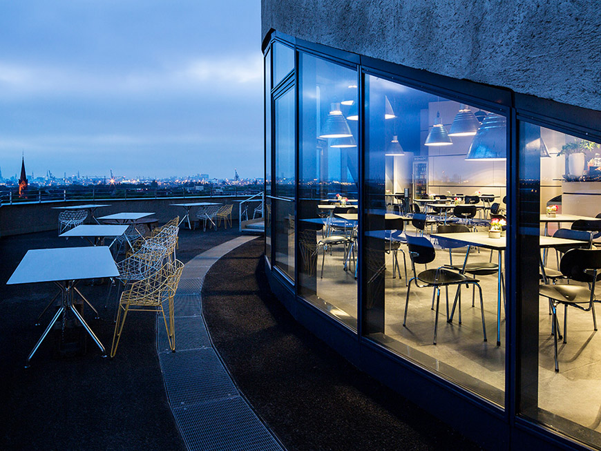 La torre antiaérea, remodelada y ampliada, se ha convertido en símbolo de sostenibilidad de la IBA, Hamburgo. La central está abierta al público con una cafetería y una terraza