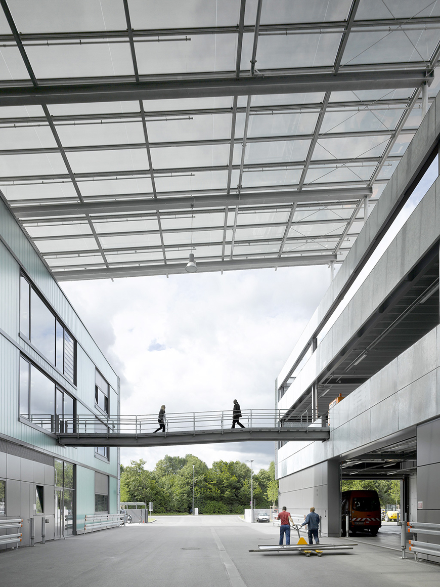 La fachada de malla galvanizada agrega una transparencia limpia al perímetro