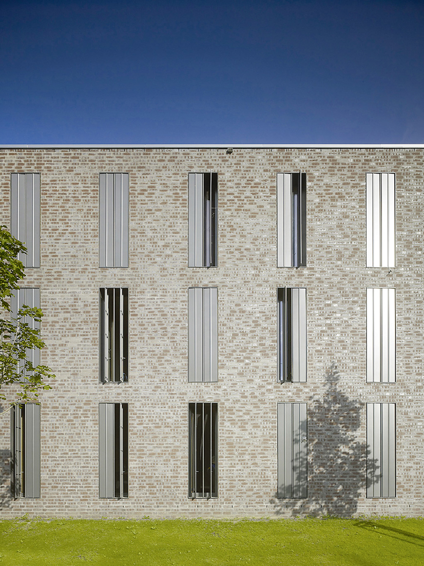 Este edificio minimalista se encuentra en un barrio residencial de Berlín